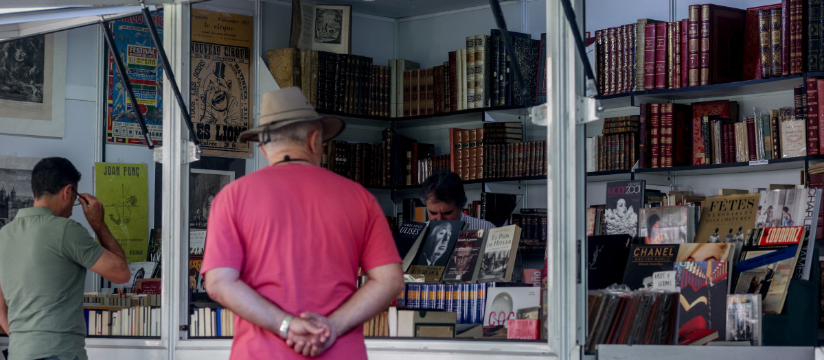 Clientes en la Feria del Libro de Madrid