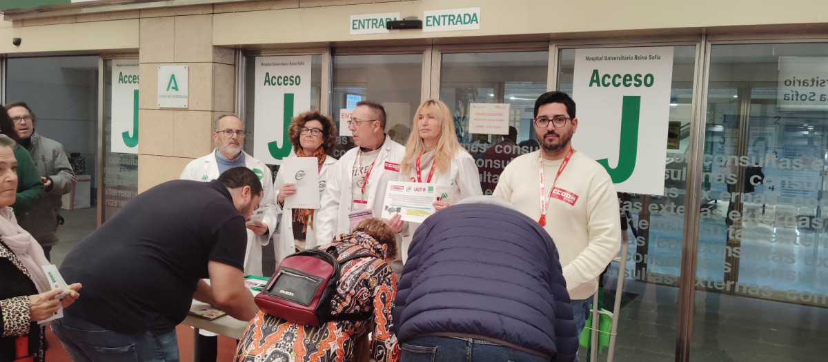 Miembros de los sindicatos esta mañana en el Hospital Reina Sofía