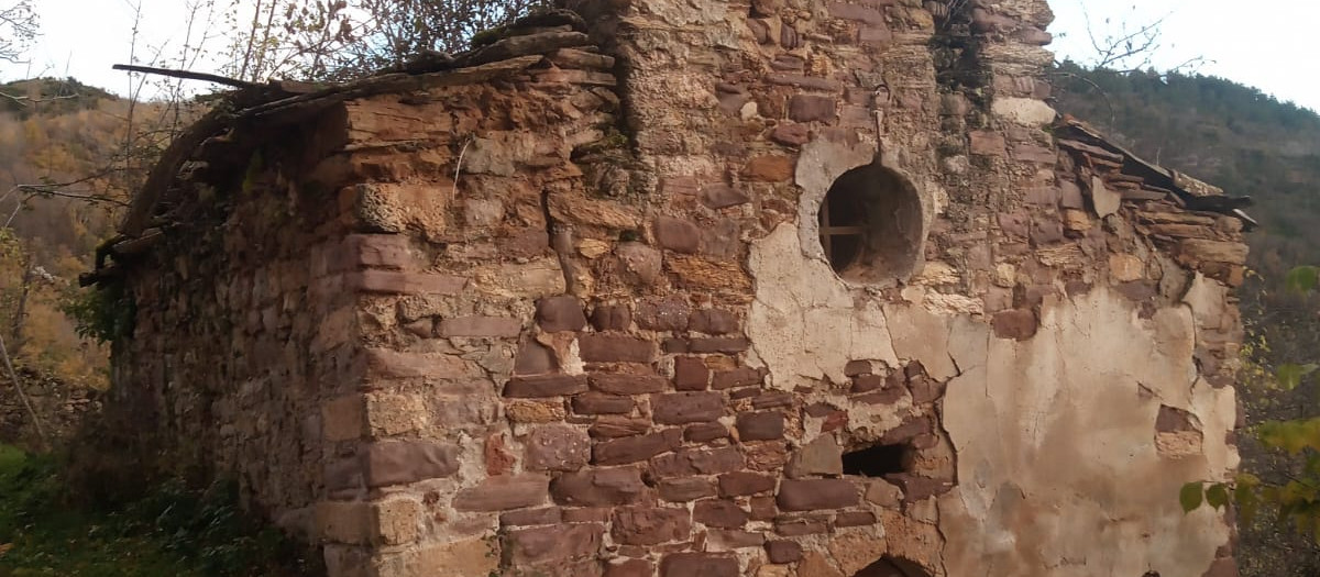 ​La iglesia de Sant Romà de Massivert, ubicada en el semiabandonado pueblo de Massivert, en el municipio de El Pont de Suert (Lérida), enfrenta un preocupante estado de deterioro que amenaza su supervivencia