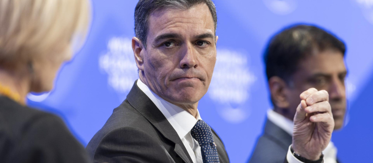 El presidente del Gobierno español, Pedro Sánchez, asiste a una mesa redonda en la 55ª reunión anual del Foro Económico Mundial (FEM) en Davos