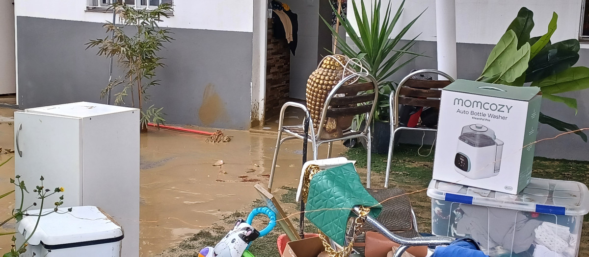 os enseres de una casa que se ha inundado tras las lluvias caídas en Huelva cuya provincia está este martes con aviso naranja