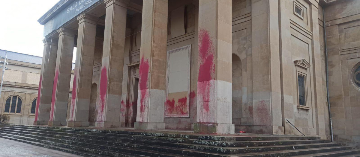 Fachada del Monumento a los Caídos de Pamplona después del ataque