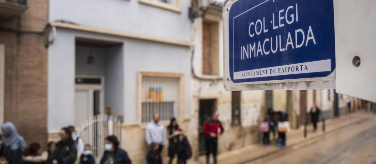 (Foto de ARCHIVO)
El colegio 'La Inmaculada', el primero en abrir tras la DANA, a 4 de diciembre de 2024, en Paiporta, Valencia, Comunidad Valenciana (España). Más de un mes después de la DANA, los alumnos del colegio La Inmaculada han sido recibidos entre aplausos de padres, profesores y efectivos de la UME en la reapertura del centro, el primero en hacerlo en Paiporta, zona cero de la DANA.

Jorge Gil / Europa Press
04 DICIEMBRE 2024;PAIPORTA;VALENCIA;COMUNIDAD VALENCIANA
04/12/2024