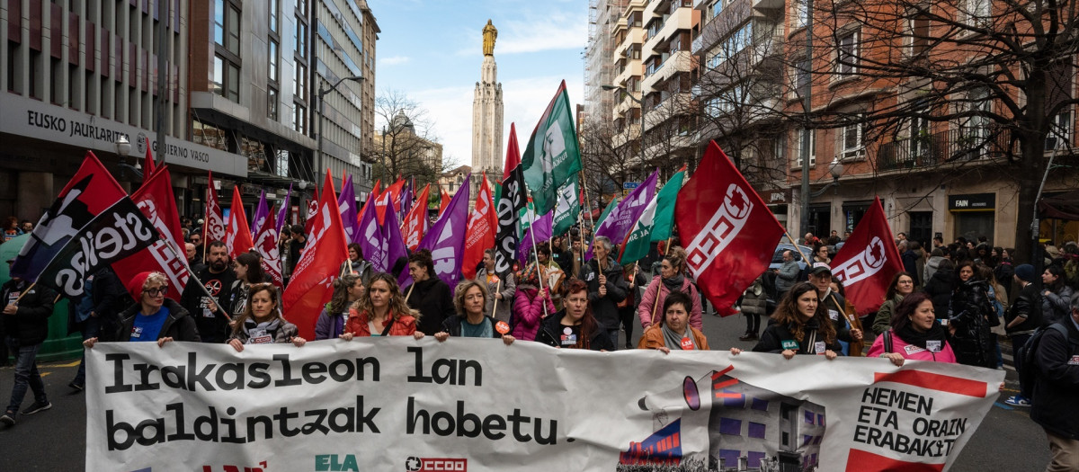 (Foto de ARCHIVO)
Manifestación convocada por los sindicatos LAB, Steilas, ELA y CCOO, que han cifrado en más de un 75% el seguimiento de la primera jornada de huelga en la enseñanza púbica no universitaria

DAVID DE HARO-EUROPA PRESS
21/1/2025