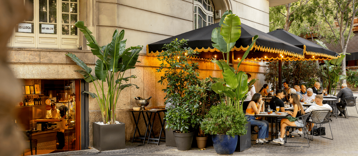 La terraza del Bar Vint-i-Quatre, en el cruce de Diagonal con Tuset, en Barcelona