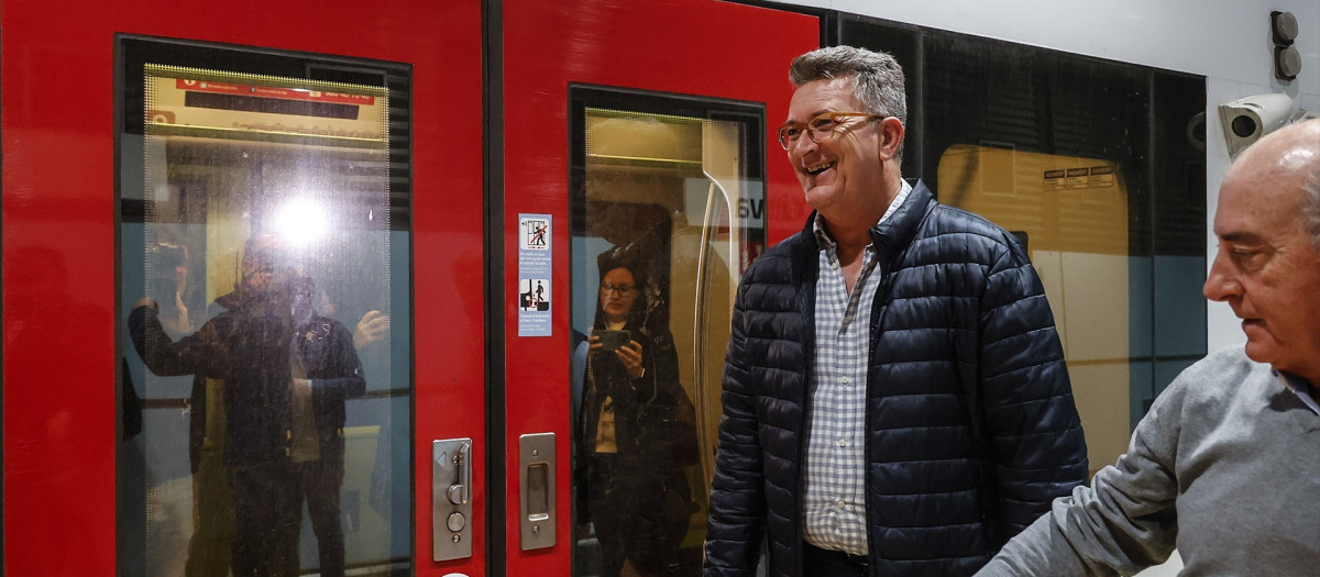 El conseller de Medio Ambiente, Infraestructuras y Territorio, Vicente Martínez Mus (i), durante las pruebas de circulación para recuperar las líneas de Metrovalencia, en la parada de metro Xàtiva, a 27 de noviembre de 2024, en Valencia, Comunidad Valenciana (España). Hoy han comenzado las pruebas de circulación de los trenes, que se prolongarán durante varios días, para garantizar la seguridad de las líneas 1,2,5,7 y 9 con todas las garantías. Se baraja el 6 de diciembre cómo el día que el servicio quede restablecido después de todas las comprobaciones pertinentes.

Rober Solsona / Europa Press
27 NOVIEMBRE 2024;COMUNITAT;VALENCIANA;METRO;TRANSPORTE PÚBLICO;PUREBAS;DANA;
27/11/2024