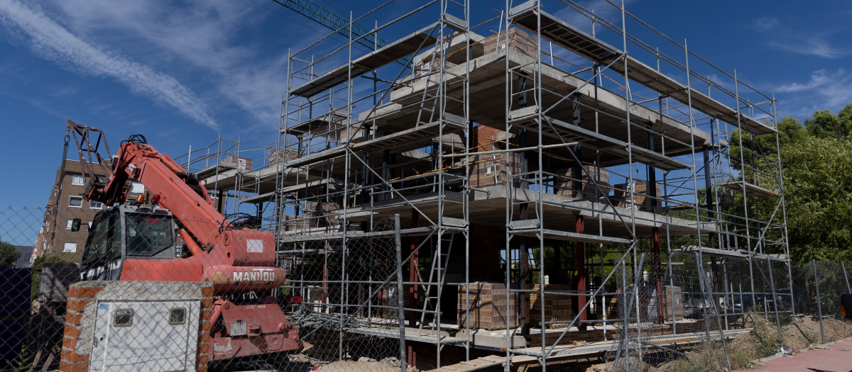 (Foto de ARCHIVO)
Vista general de las obras de vivienda nueva, a 6 de septiembre de 2024, en Madrid (España). Los precios de la vivienda en España siguen sin echar el freno y los analistas vaticinan que el cambio de política monetaria del Banco Central Europeo los impulsará aún más en los próximos meses. De acuerdo con los últimos datos del Instituto Nacional de Estadística (INE), los importes crecieron un 7,8% en el segundo trimestre de este año con respecto al mismo periodo de 2023, lo que supone el mayor incremento en los últimos dos años. El encarecimiento de la vivienda nueva se disparó un 11,2% entre abril y junio, lo que supone la mayor subida desde el tercer trimestre de 2007, cuando el estallido de la burbuja inmobiliaria sacudió los mercados globales.

Eduardo Parra / Europa Press
06 SEPTIEMBRE 2024;OBRA NUEVA;CONSTRUCCIÓN;CASAS;PISOS;OBRAS;GRÚA;ANDAMIOS;
06/9/2024