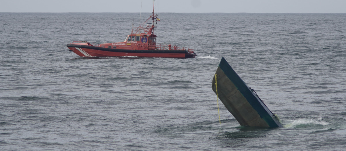 El narcosubmarino hallado en Camariñas, poco antes de hundirse