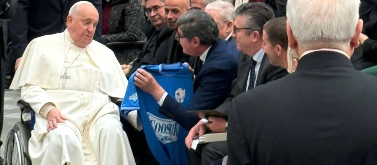 Pimentel entrega al papa una camiseta de la UD Bellavista en Roma

REMITIDA / HANDOUT por AYUNTAMIENTO DE SEVILLA
Fotografía remitida a medios de comunicación exclusivamente para ilustrar la noticia a la que hace referencia la imagen, y citando la procedencia de la imagen en la firma
22/1/2025