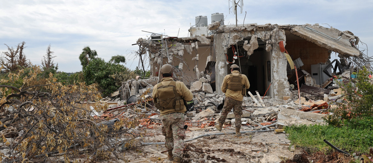 Soldados libaneses patrullan una zona residencial devastada por la guerra entre Israel y Hezbolá, en la ciudad costera de Naqura, en el sur