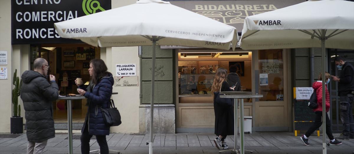 Clientes en una terraza de Pamplona