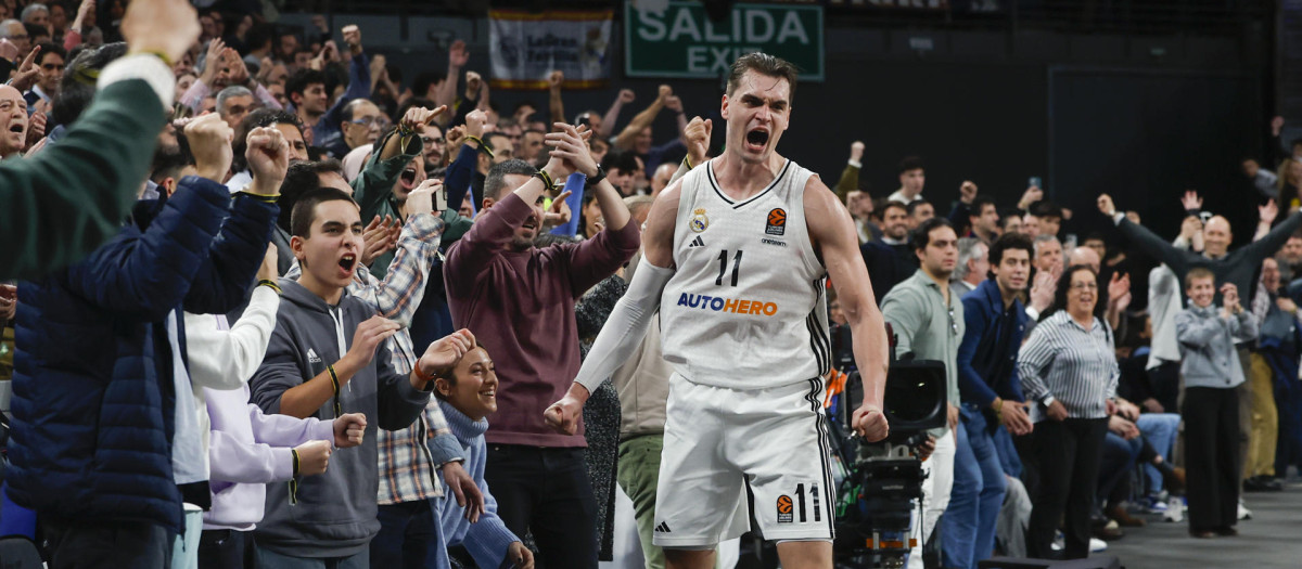 El alero croata del Real Madrid Mario Hezonja celebra su triple que da la victoria al Real Madrid