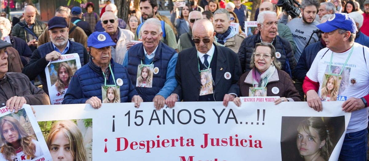 El abuelo de Marta del Castillo, José Antonio Casanova (3d), en la concentración ante los juzgados por el 15 aniversario del asesinato de Marta del Castillo. A 24 de enero de 2024, en Sevilla (Andalucía, España). Este miércoles 24 de enero se cumplen 15 años ya del crimen de Marta del Castillo, la joven por cuyo asesinato fue condenado Miguel Carcaño a 21 años y tres meses de cárcel; un hecho que conmocionó a la sociedad sevillana y que sigue sin resolver por completo a cuenta de que el cadáver de la víctima sigue sin ser localizado. Esta jornada se ha realizado una concentración ante los juzgados del Prado de San Sebastián, para conmemorar la efeméride y reclamar avances en la investigación del paradero del cuerpo.

María José López / Europa Press
24/1/2024