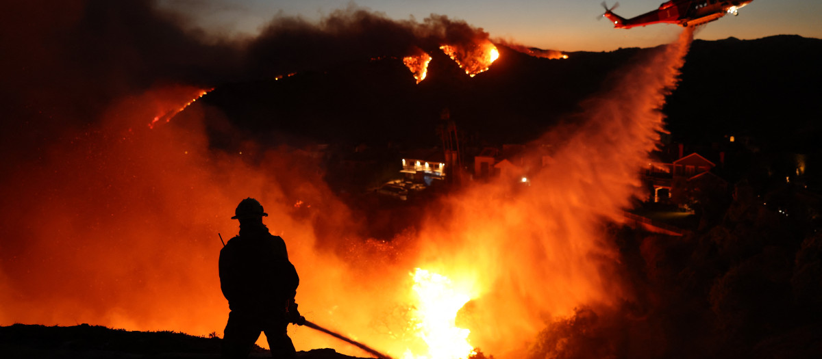 El personal de bomberos responde a las casas destruidas en California