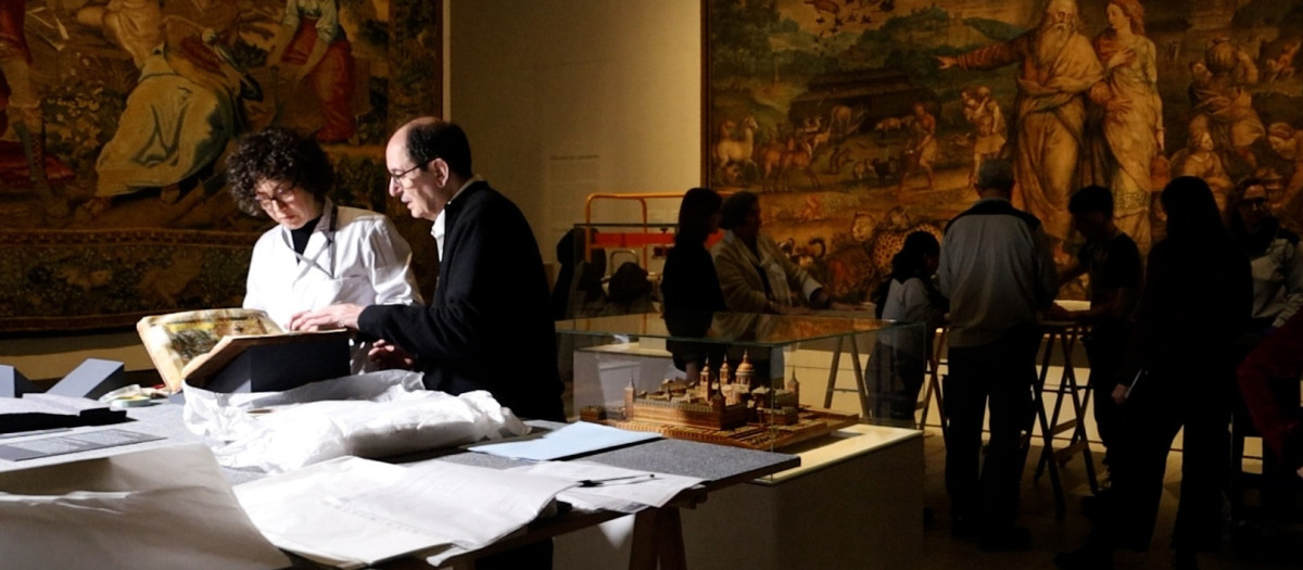 Trabajadores de la Galería de las Colecciones Reales durante la instalación del manuscrito del Beato de Liébana

REMITIDA / HANDOUT por GALERÍA DE LAS COLECCIONES REALES
Fotografía remitida a medios de comunicación exclusivamente para ilustrar la noticia a la que hace referencia la imagen, y citando la procedencia de la imagen en la firma
23/1/2025