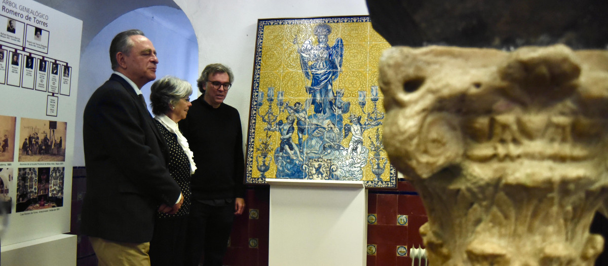 Presentación del panel cerámico de San Rafael en la casa de los Romero de Torres