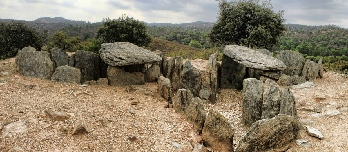 Los dólmenes de El Pozuelo es el más claro y mejor documentado exponente de las construcciones megalíticas onubenses