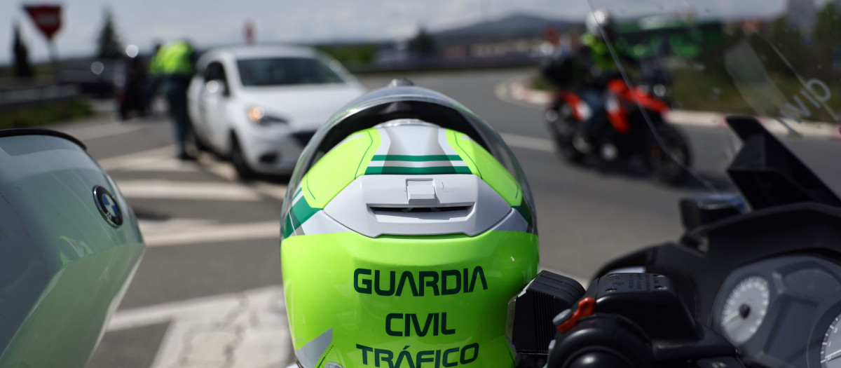 (Foto de ARCHIVO)
El casco de la Guardia Civil en un control de tráfico en el kilómetro 34 de la A-1, el día que comienza la operación salida del puente de mayo 2022, a 29 de abril de 2022, en Madrid (España). La Dirección General de Tráfico (DGT) pone en marcha la 'Operación de Tráfico 1º de mayo', un dispositivo especial que arranca hoy  a las 15.00 horas y finalizará en la medianoche del lunes 2 de mayo, en Andalucía, Aragón, Asturias, Castilla y León, Extremadura, Madrid y Murcia, regiones en las que la festividad se ha trasladado al lunes.Se prevén cinco millones de desplazamientos por carretera en cuatro días.

Eduardo Parra / Europa Press
29 ABRIL 2022;TRAFICO;VEHICULOS;COCHES;ATASCO;SALIDA;PUENTE;MAYO;DIA DEL TRABAJO;1 DE MAYO;VACACIONES;CARRETERAS;TRANSPORTE;CARAVANA
29/4/2022