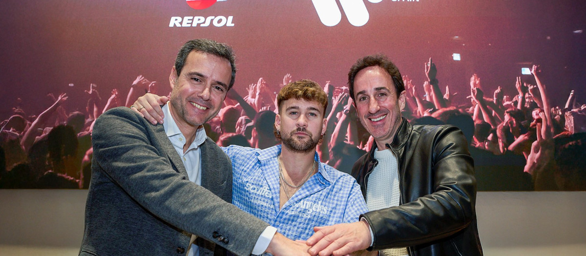 Dani Fernández junto con el presidente de Warner Music Spain, Guillermo González, y el director de Comunicación y Marca Repsol, Marcos Fraga, en la presentación del acuerdo