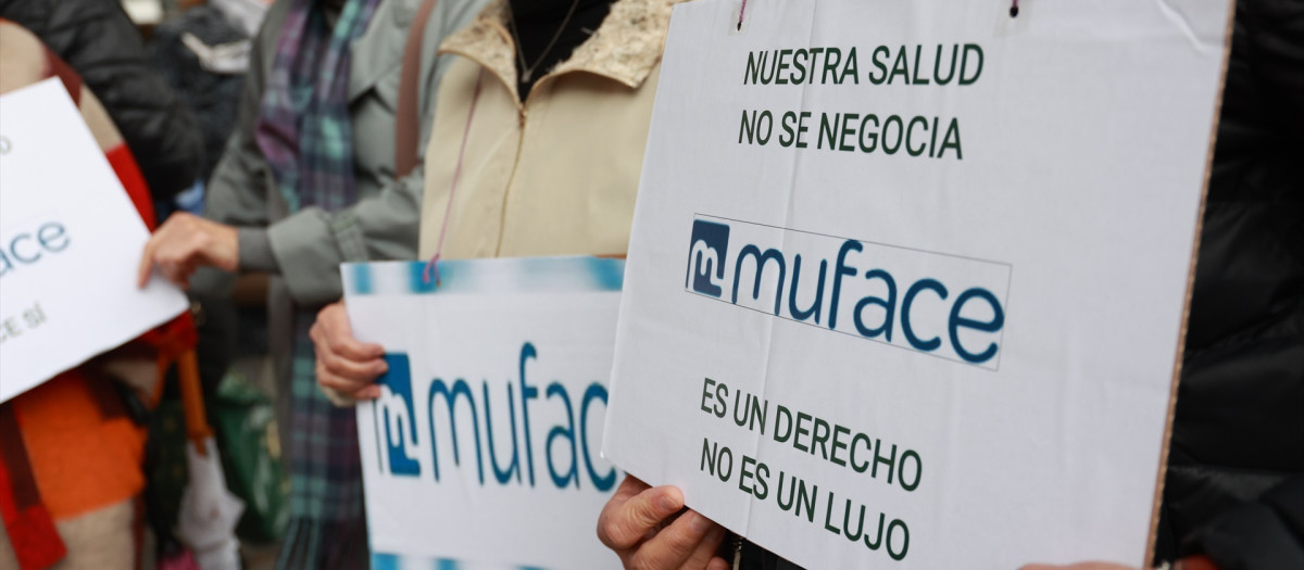 Varios funcionarios se concentran ante la sede provincial de Muface