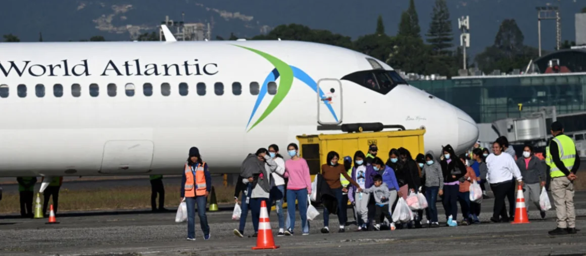 Un avión con deportados llega a Guatemala