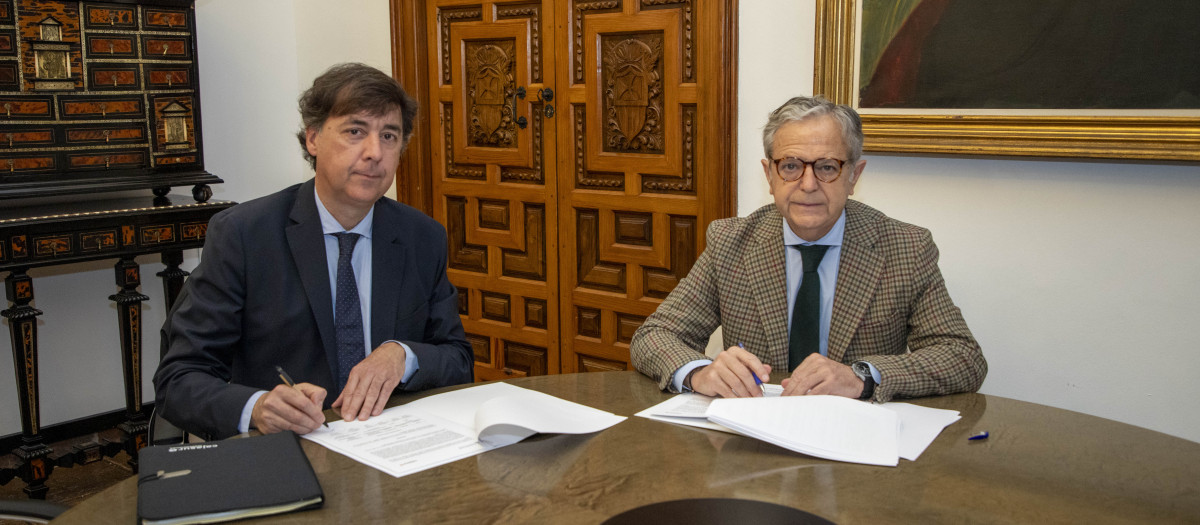 Salvador Fuentes firmando con el responsable de Cajasur