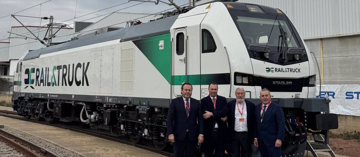 Miembros del consejo de Rail & Truck ante una de las nuevas locomotoras