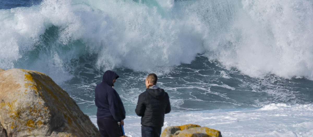 Personas este sábado en la costa de Muxía, La Coruña