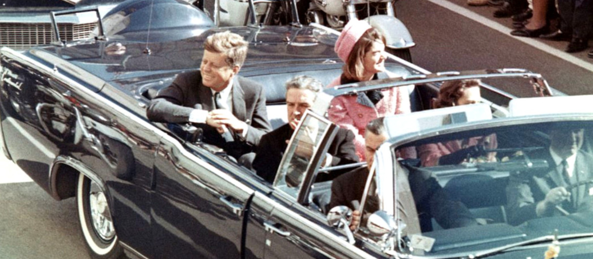 El presidente Kennedy, junto a su esposa Jackie, instantes antes de ser asesinado