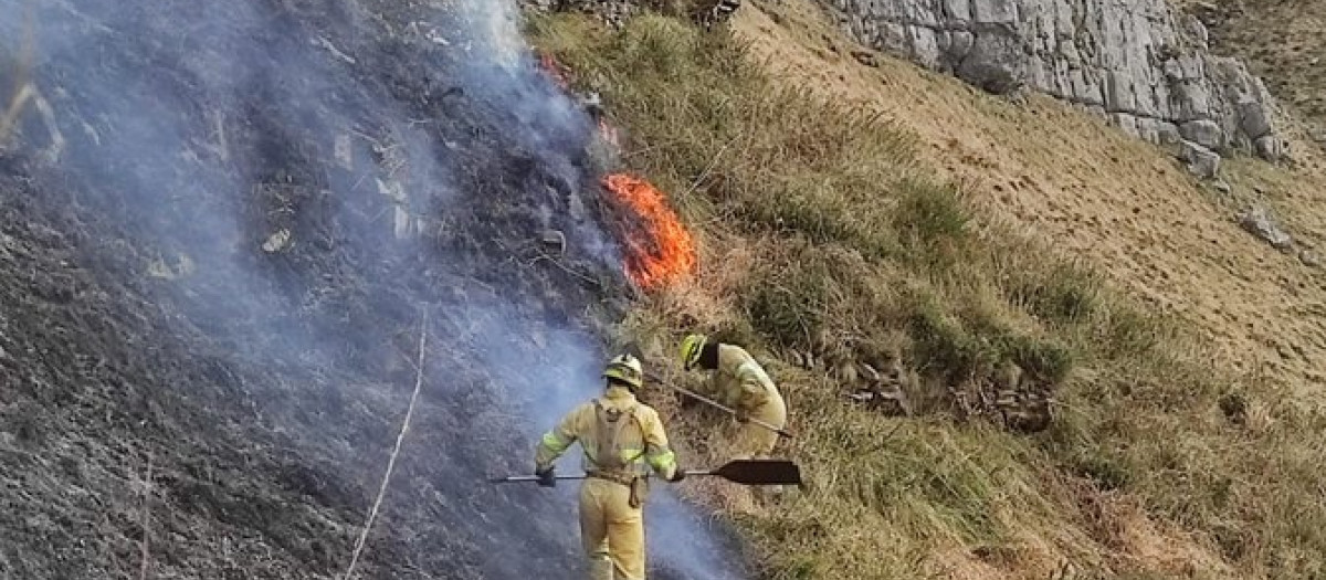 (Foto de ARCHIVO)
Cantabria mantiene controlado el incendio forestal en Picos de Europa

X 112 CANTABRIA
15/2/2024