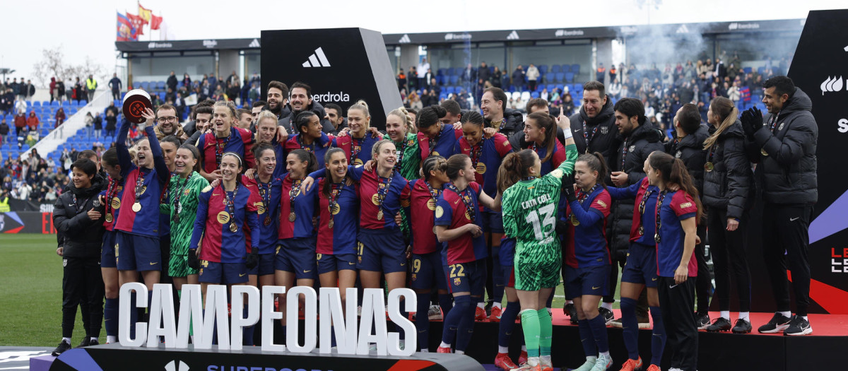 Las jugadoras del Barcelona levantan el trofeo de campeonas de la Supercopa de España