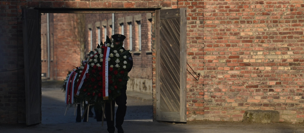 Coronas de flores en el antiguo campo de concentración y exterminio alemán de Auschwitz-Birkenau