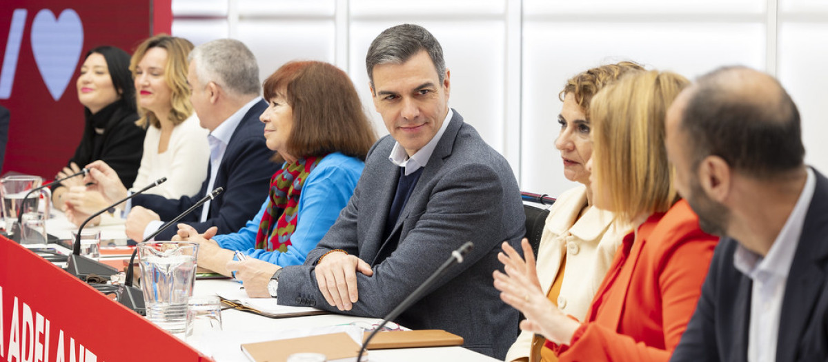 Pedro Sánchez este lunes en Ferraz, reunido con la cúpula de su partido