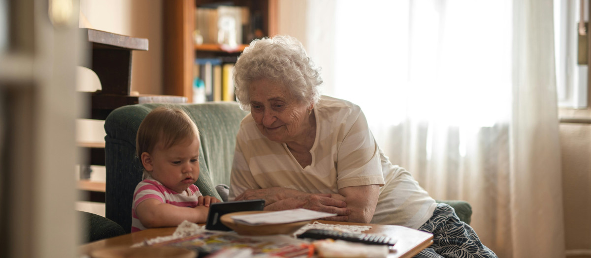 Una abuela jugando con su nieto
