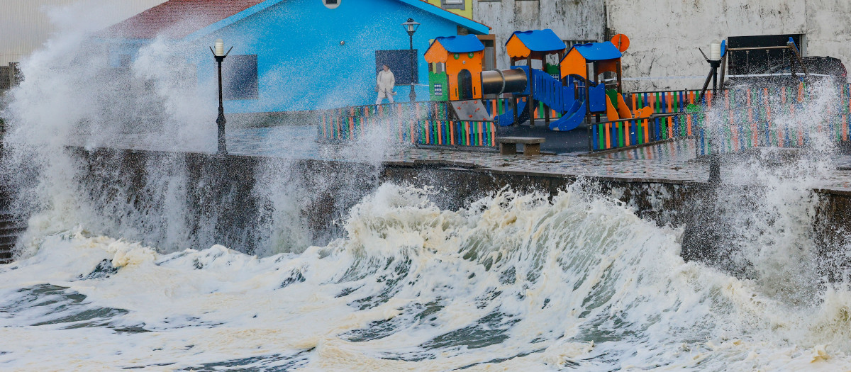 La influencia de la profunda borrasca Herminia mantiene a toda España, salvo Navarra y las Canarias, en aviso por fuerte temporal de lluvia, viento, nieve y mala mar, con especial incidencia en Galicia, donde hay aviso rojo (riesgo extremo) por olas que alcanzarán los 12 metros, informa la Aemet en su web. EFE/Lavandeira jr