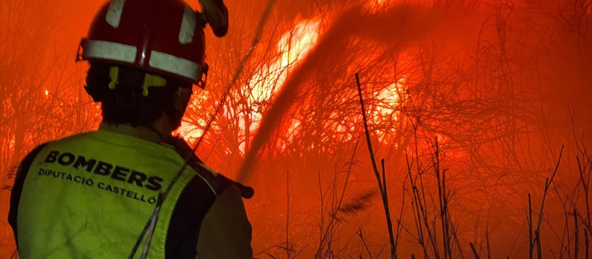 Un bombero de la Diputación de Castellón trabaja en el incendio de un camping en Nules, Castelón