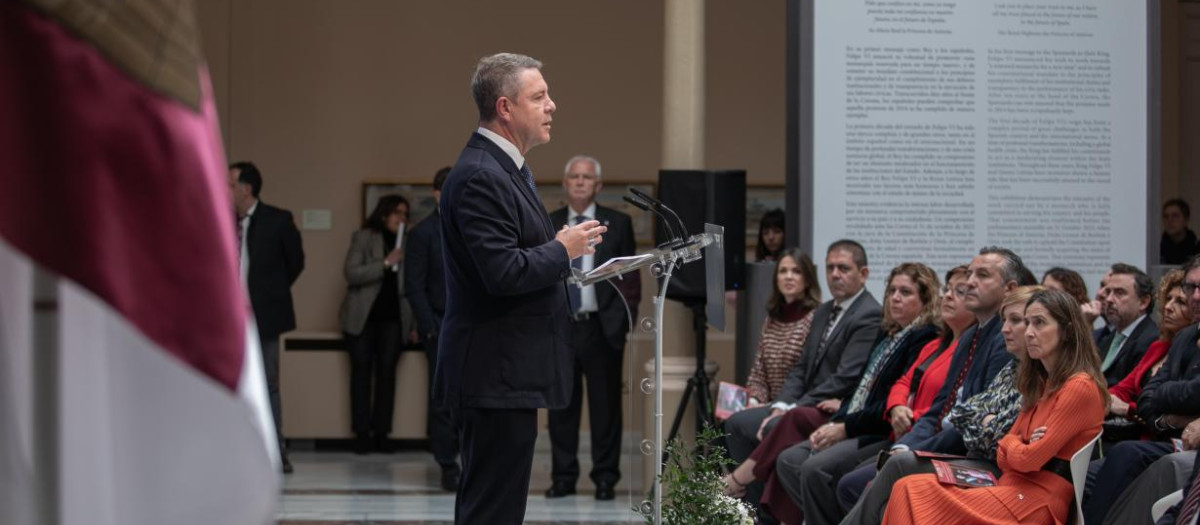 El presidente de Castilla-La Mancha, en la inauguración de la exposición sobre el reinado organizada por la Diputación de la Grandeza