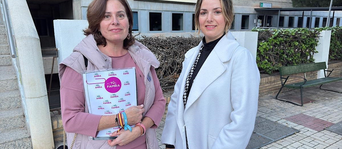 Nanda Agredano y Yolanda Gómez presentaron la propuesta a las puertas del Hospital Materno de Málaga