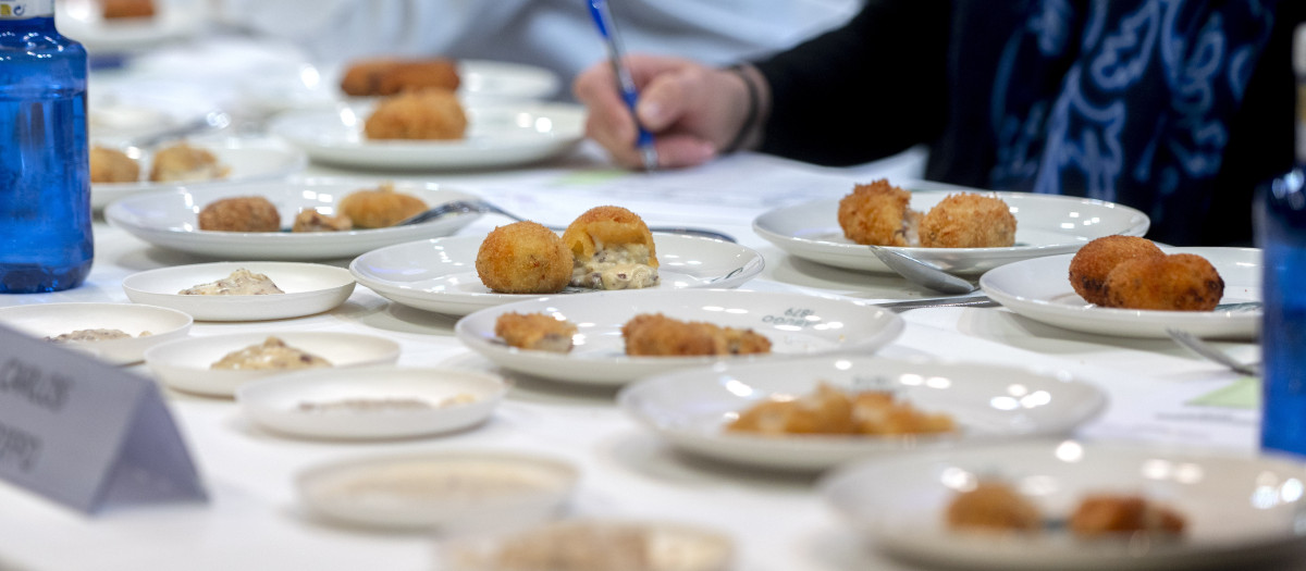 Muestras de croquetas durante el XI Campeonato a la Mejor Croqueta de Jamón Ibérico en la XXIII edición de ‘Madrid Fusión Alimentos de España’, en IFEMA, a 27 de enero de 2025, en Madrid (España). ‘Madrid Fusión Alimentos de España’ acoge la undécima edición del Campeonato a la Mejor Croqueta de Jamón, uno de los concursos más esperados y emblemáticos de la gastronomía española. Con más de 80 recetas presentadas por chefs de todo el país, esta edición del campeonato ha batido un récord de participación. El jurado ha elegido a los siete finalistas que competirán por el título de Mejor Croqueta de Jamón elaborada con jamón 100% ibérico de Sánchez Romero Carvajal.de España’

Alberto Ortega / Europa Press
27 ENERO 2025;MADRID FUSIÓN;COMIDAD;GASTRONOMÍA;CROQUETAS;
27/1/2025