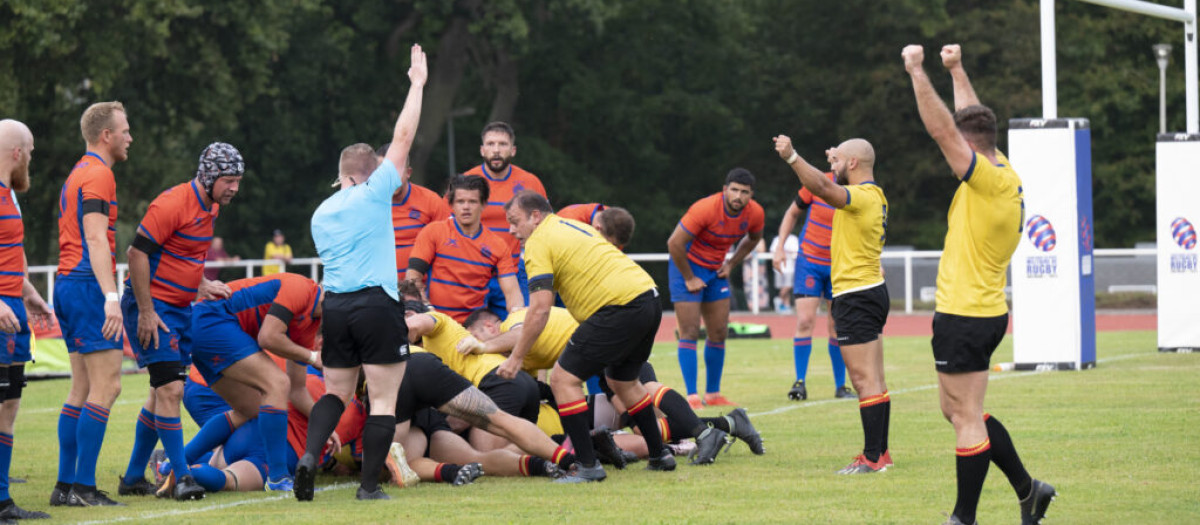 Un momento del partido ESpaña-Países Bajos celebrado en el Mundial Militar de rugby en 2023