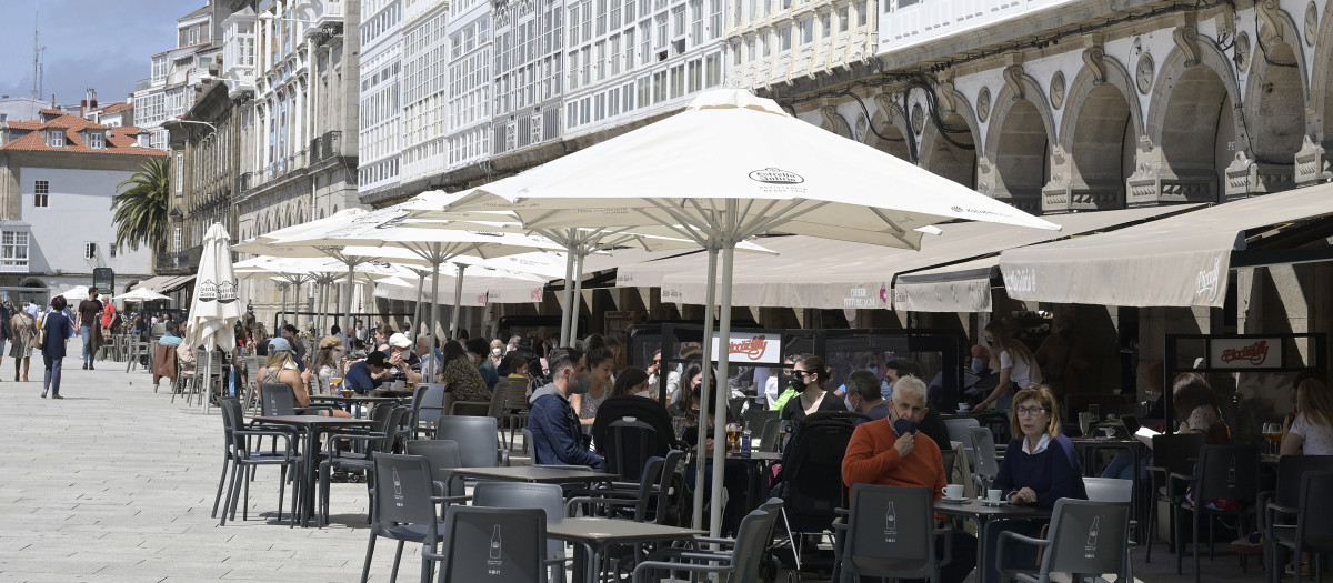 Varias personas en la terraza de un bar de La Coruña