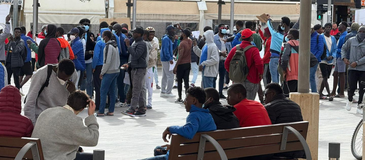 Manifestación de los inmigrante acogidos frente al Ayuntamiento de Guardamar del Segura (Alicante)