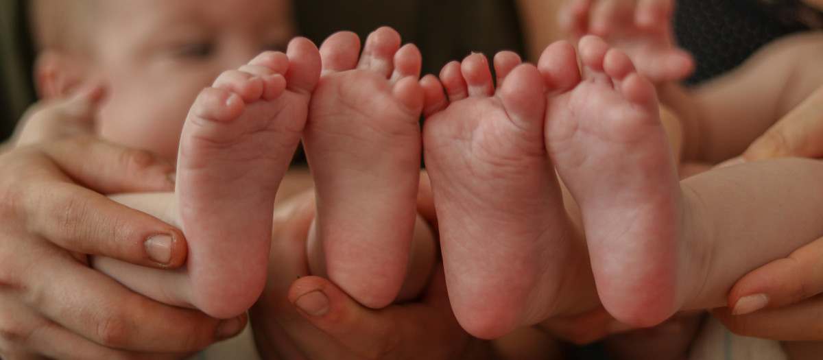 Los pies de dos gemelos recién nacidos