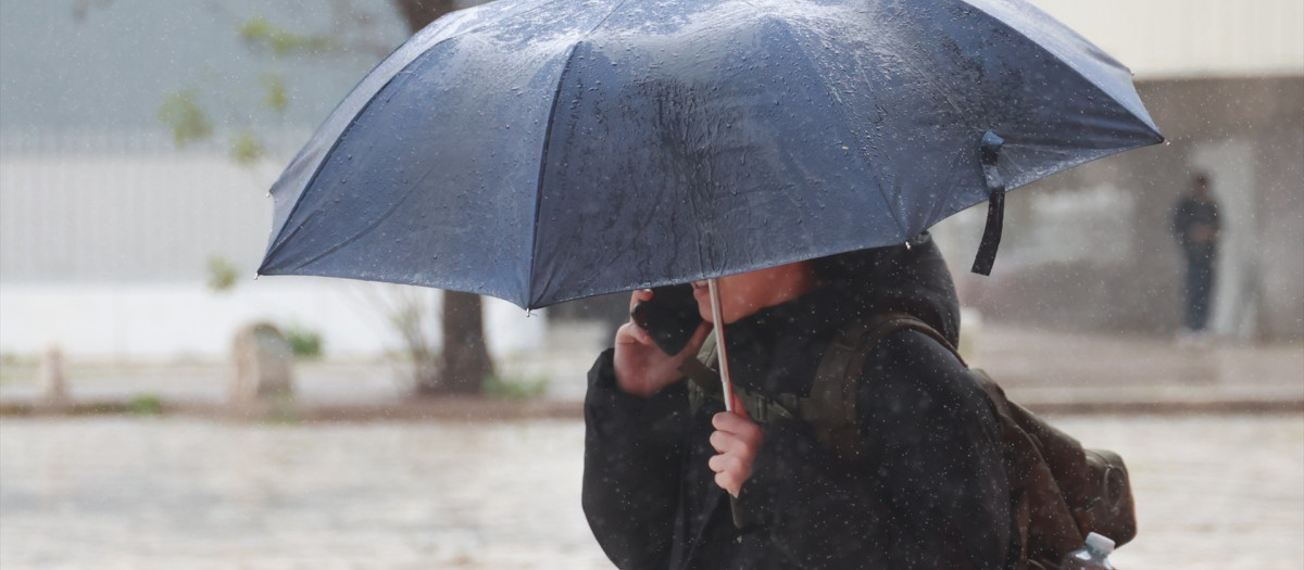 Personas sufren la llegada de la borrasca Herminia