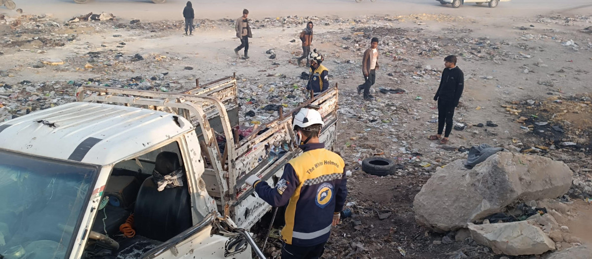 Imagen de un coche bomba en las inmediaciones de la ciudad de Manbech, en el norte de Siria,