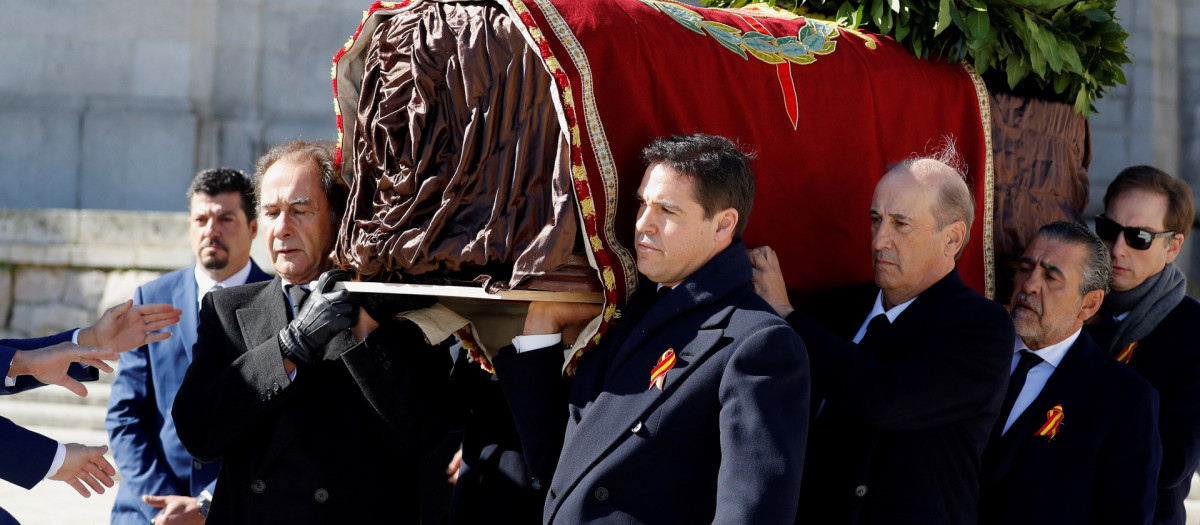 José Cristobal (i), Luis Alfonso de Borbón Martínez- Bordiú (2i), Francisco Martinez Bordiu (Francis Franco) (3d) y Jaime Martínez Bordiú during Francisco Franco exhumation by Spanish Goverment on Friday at Valle de los Caidos ( The Valley of the Fallen ) in San Lorenzo del Escorial, Spain, October 24, 2019.