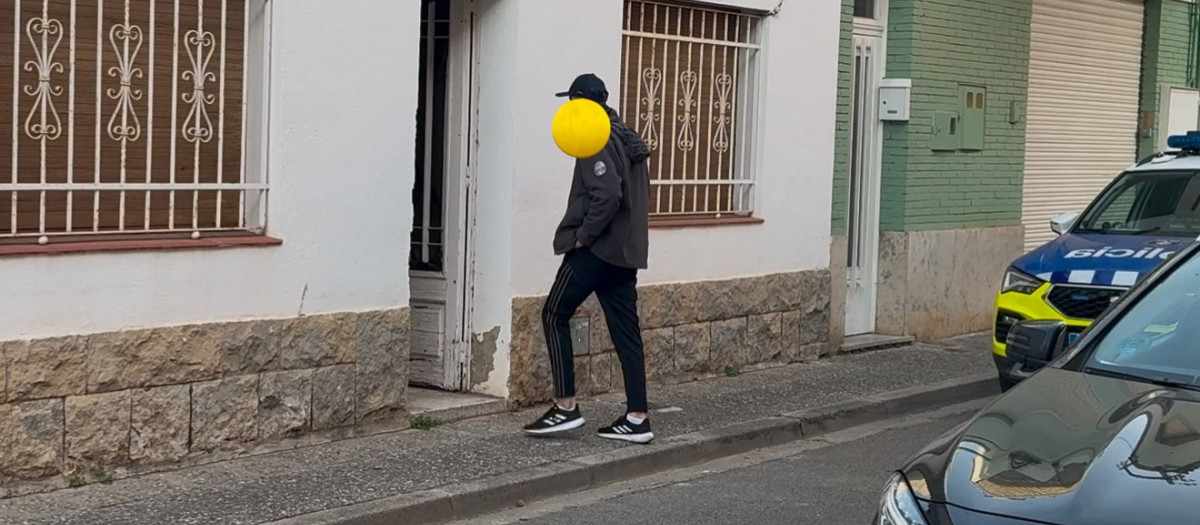 Uno de los okupas entrando en la casa, antes de que fuera desalojado
