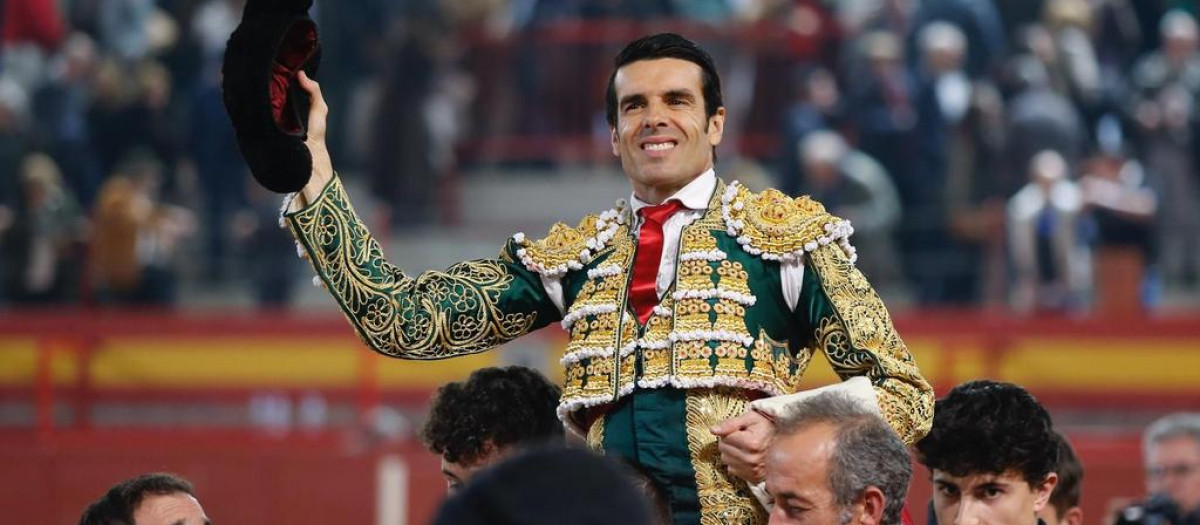 Emilio de Justo, a hombros tras su buena tarde en Valdemorillo
