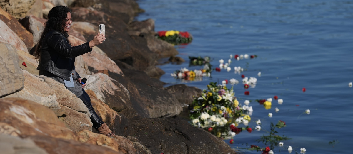 BARBATE, 09/02/2025.-  Amigos, familiares y compañeros de Miguel Ángel González y David Pérez, los agentes de la Guardia Civil que murieron tras ser arrollados por una narcolancha en el puerto de Barbate (Cádiz), han celebrado este domingo en el puerto de Barbate un acto homenaje con motivo del primer aniversario de la tragedia. EFE/Román Ríos.