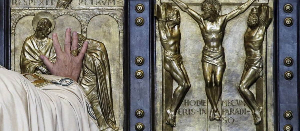 El Santo Padre procede a la apertura de la Puerta Santa de la basílica de San Pedro del Vaticano